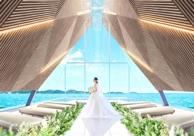 ザ・サーフビーチサイドテラスの挙式会場に佇む花嫁