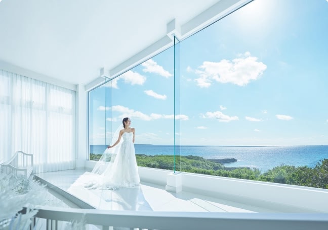 ザ・サーフシーサイドシーン宮古島の挙式会場に佇む花嫁