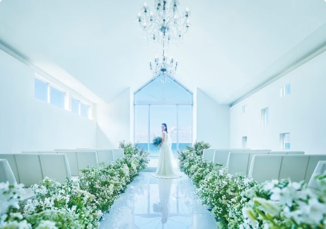 ザ・ビーチテラス ホテルアオ石垣の挙式会場に佇む花嫁