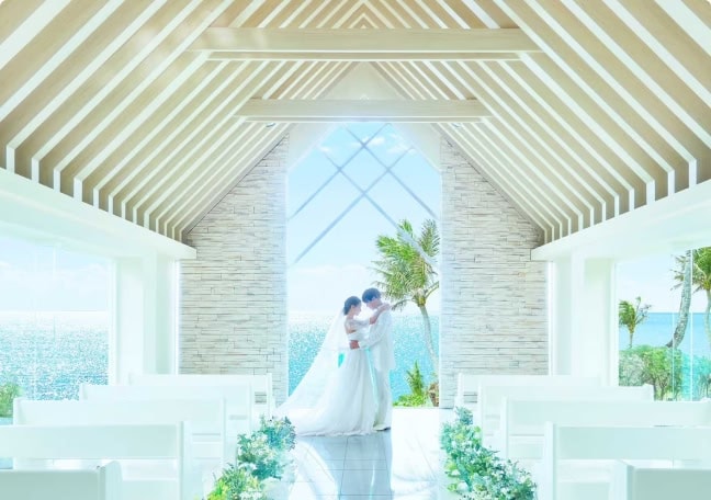 ムーンビーチウェディングの挙式会場に佇む新郎新婦