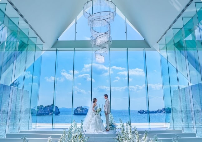 アイネス ヴィラノッツェ 沖縄の挙式会場で見つめ合う新郎新婦