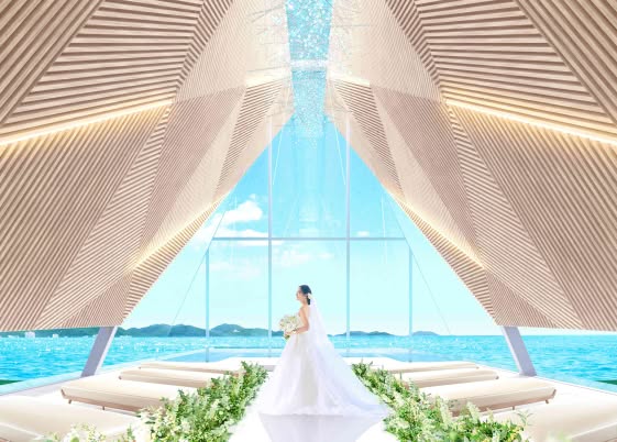 ザ・サーフビーチサイドテラスの挙式会場に佇む花嫁