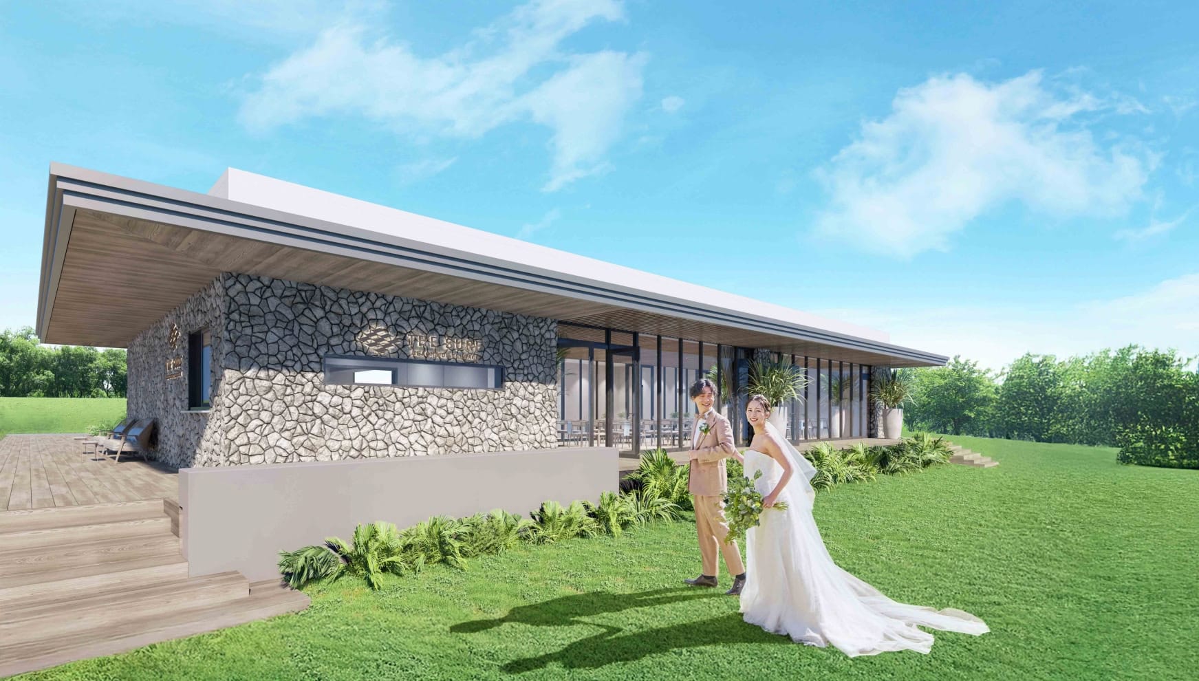 ザ・サーフビーチサイドテラスの緑豊かなガーデンで、幸せそうに微笑み合う新郎新婦