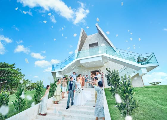 沖縄のDears Wedding RESORTの結婚式場とゲストの集合写真.
