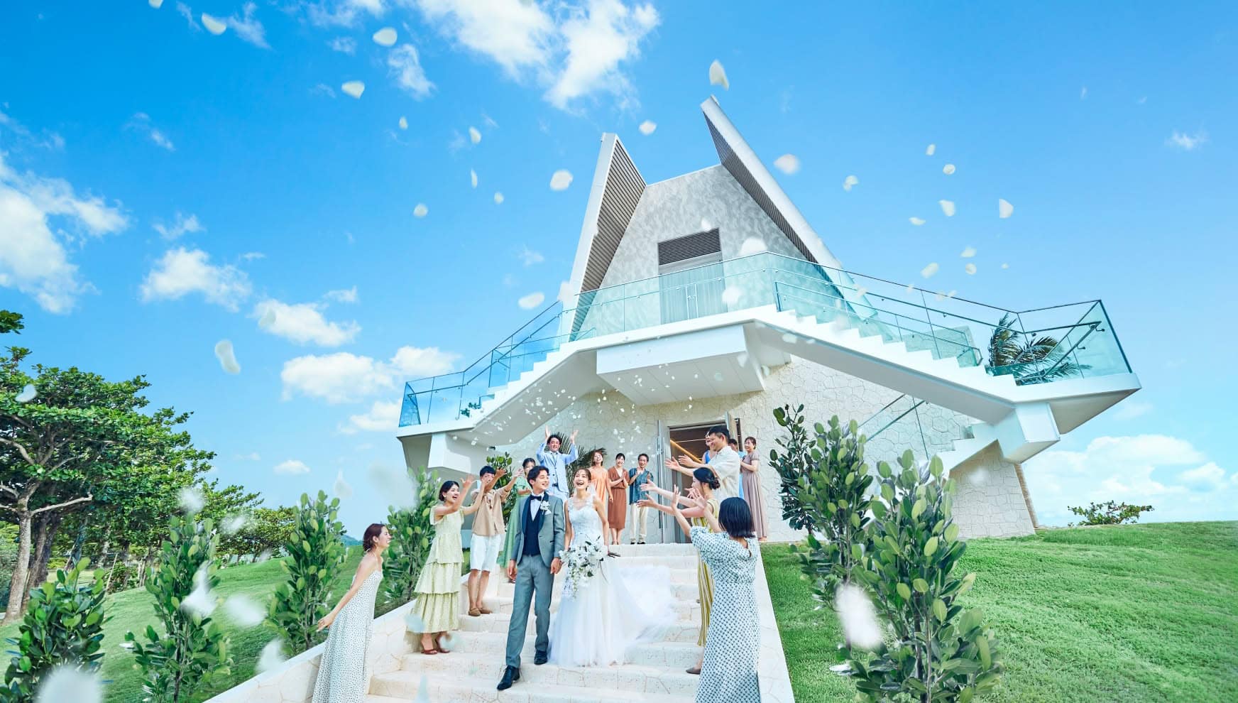 沖縄のDears Wedding RESORTの結婚式場とゲストの集合写真.