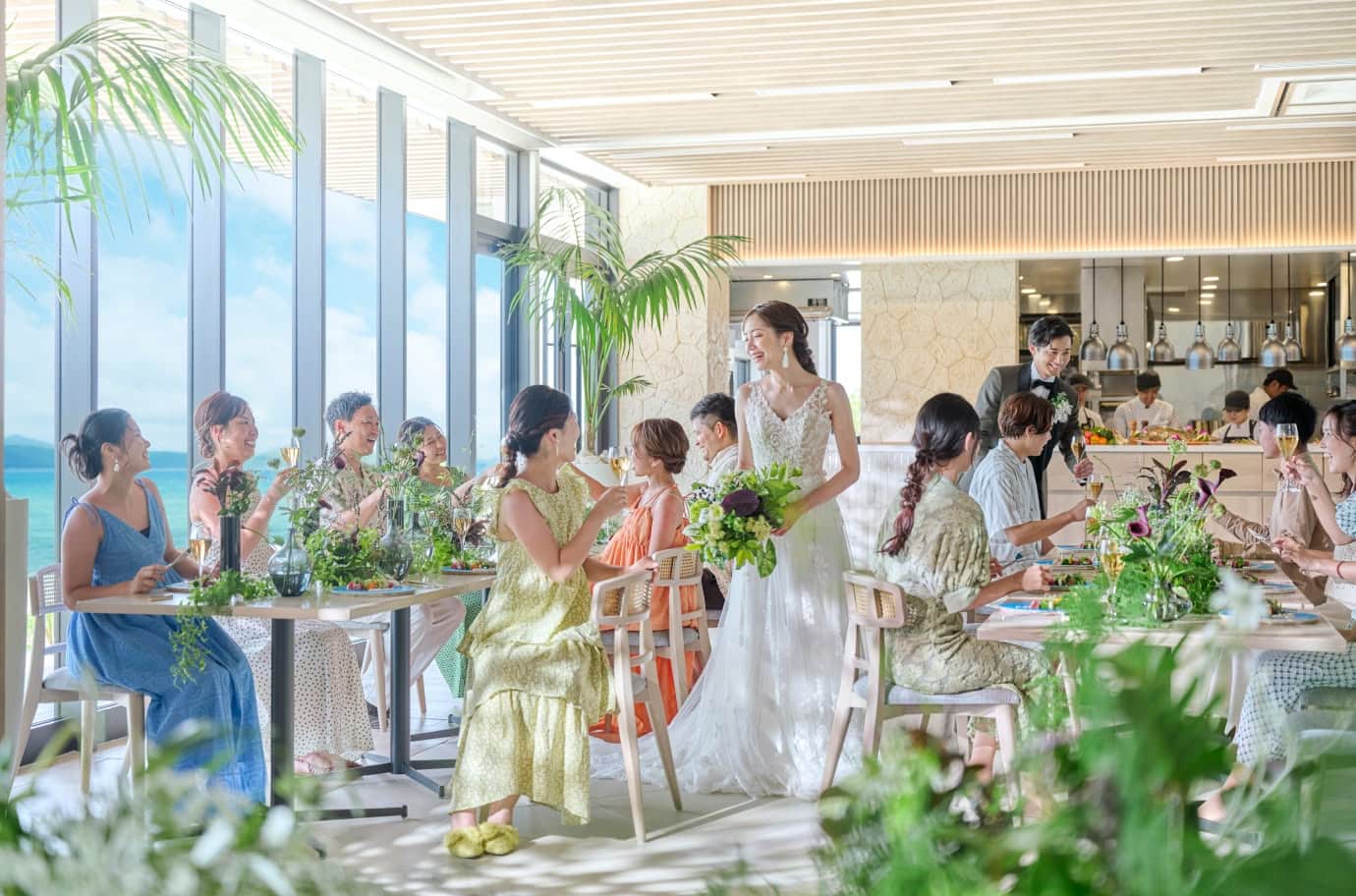 沖縄のリゾートでの結婚式、明るく華やかな披露宴の様子.