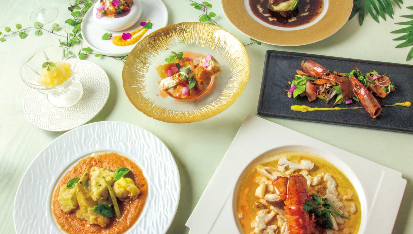 ザ・ビーチテラス ホテルアオ石垣の婚礼料理。石垣島ならではの贅沢な食材を活かしたコース。ロブスターのソテーや、エディブルフラワーを添えた彩り豊かな前菜、旬の地魚など、南国リゾートの開放感と高級感が融合した華やかな美食メニュー。