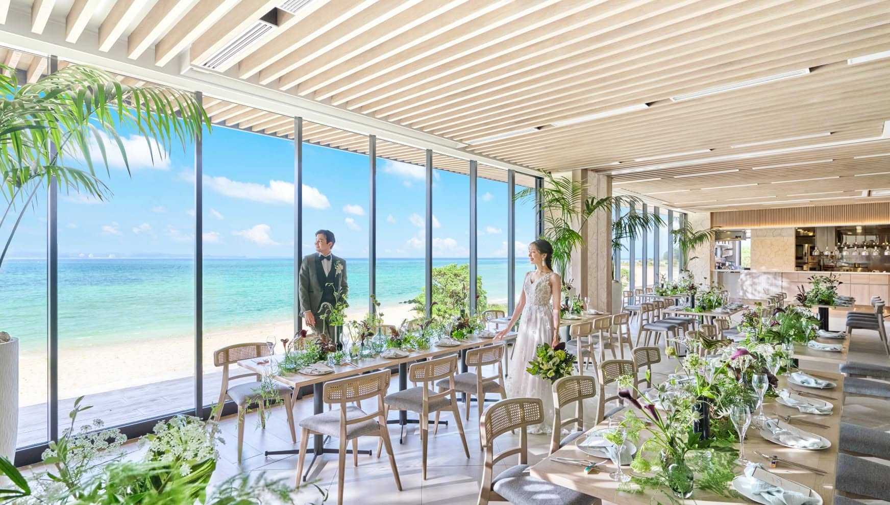 沖縄の海を望むウエディング会場の室内風景.