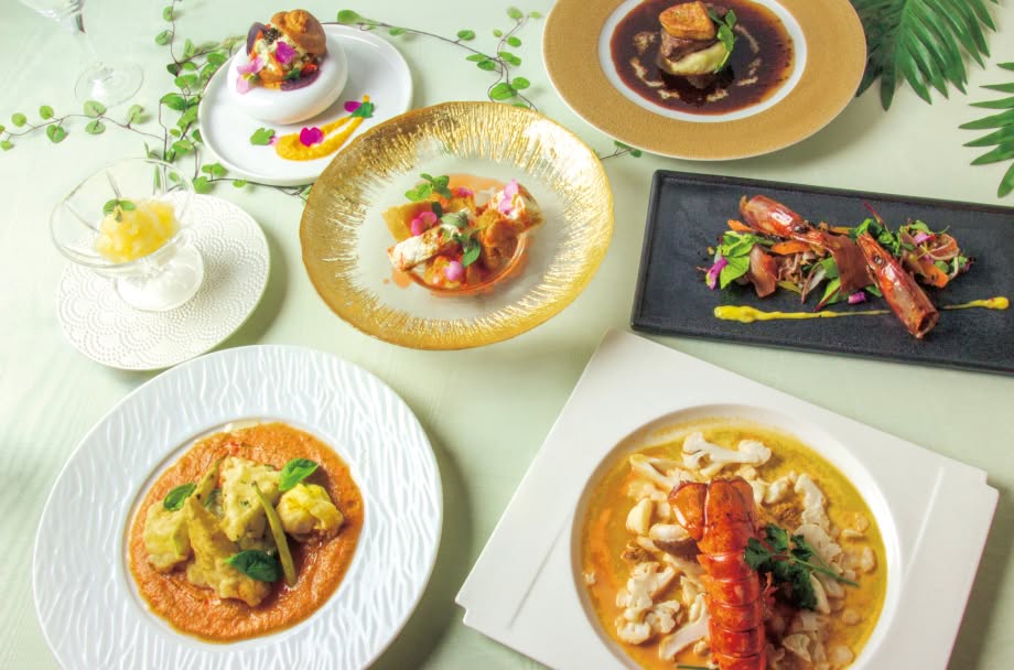 ザ・ビーチテラス ホテルアオ石垣の婚礼料理。石垣島ならではの贅沢な食材を活かしたコース。ロブスターのソテーや、エディブルフラワーを添えた彩り豊かな前菜、旬の地魚など、南国リゾートの開放感と高級感が融合した華やかな美食メニュー。