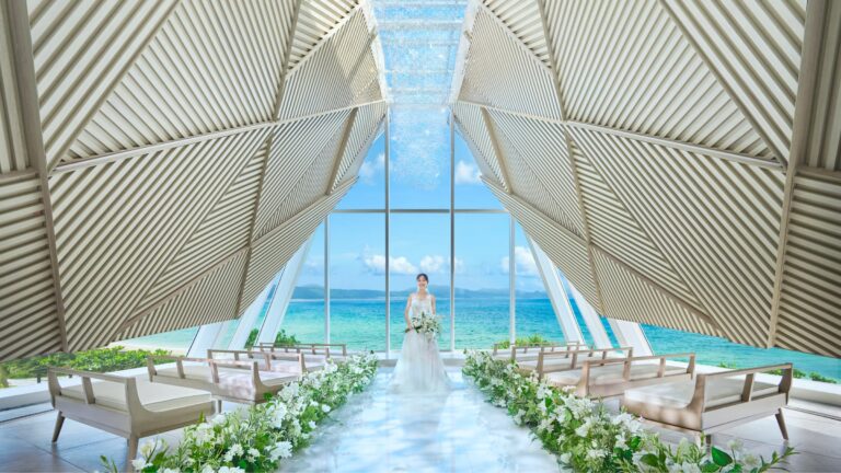 沖縄の海を背景にしたDears Wedding RESORTのチャペル内風景.
