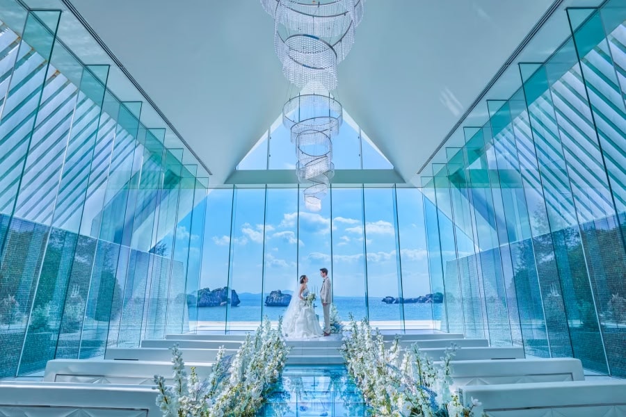 挙式会場のガラス張りチャペルでの結婚式の様子.
