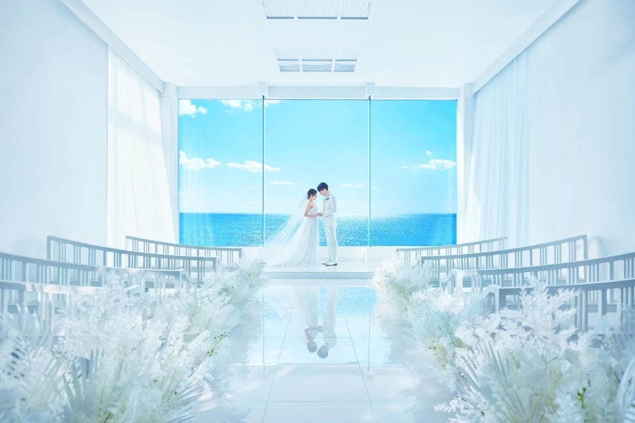 海を背景にした挙式会場の窓辺の風景.