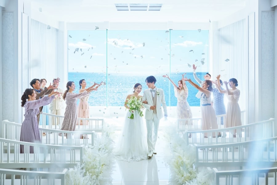 挙式会場の海を背景にした明るいチャペルでの結婚式の瞬間.