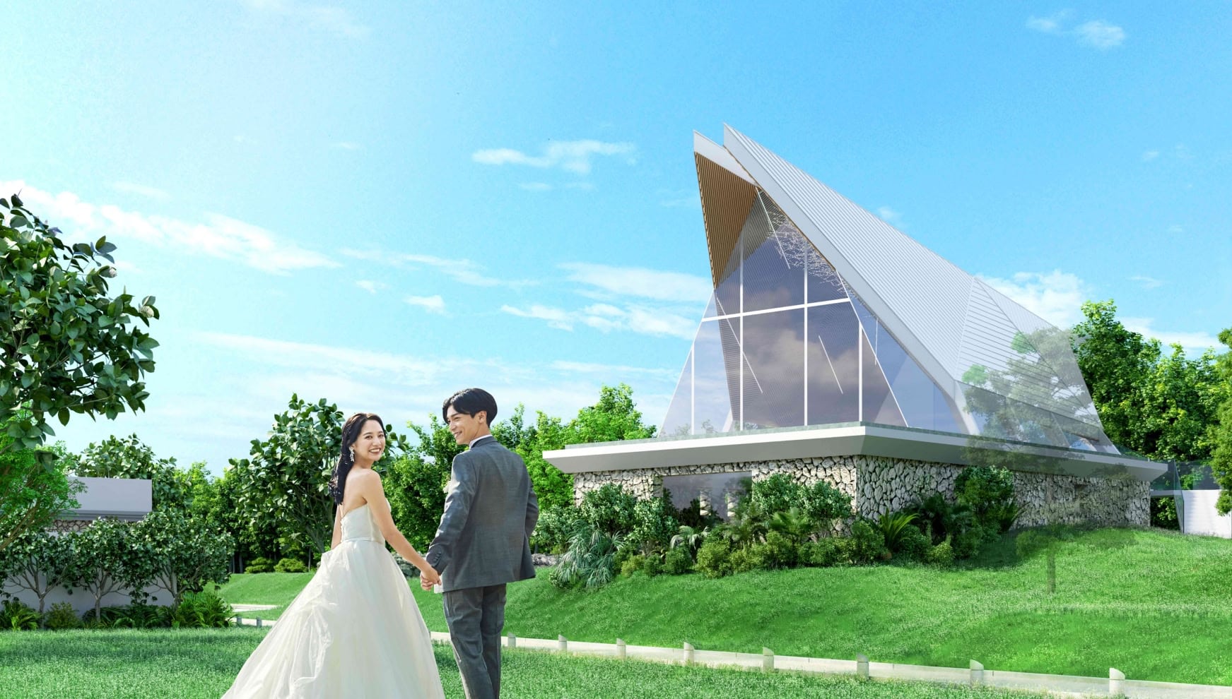 青空の下、緑豊かな芝生が広がる丘の上に立つ独創的な三角形のチャペル外観。ウエディングドレス姿の新婦とタキシード姿の新郎が手をつなぎ、モダンな建築デザインの挙式会場をバックに笑顔で見つめ合う屋外ロケーションフォト。