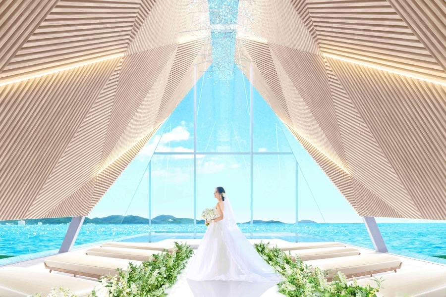 挙式会場の海と空を望むモダンな挙式会場の写真です。.