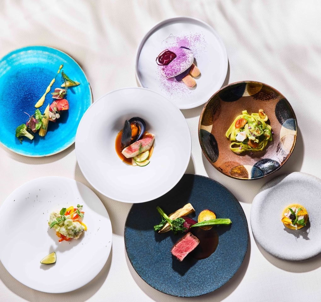 沖縄本島のザ・サーフ ビーチサイドテラスで提供される、沖縄の食材をふんだんに使った彩り豊かな婚礼コース料理